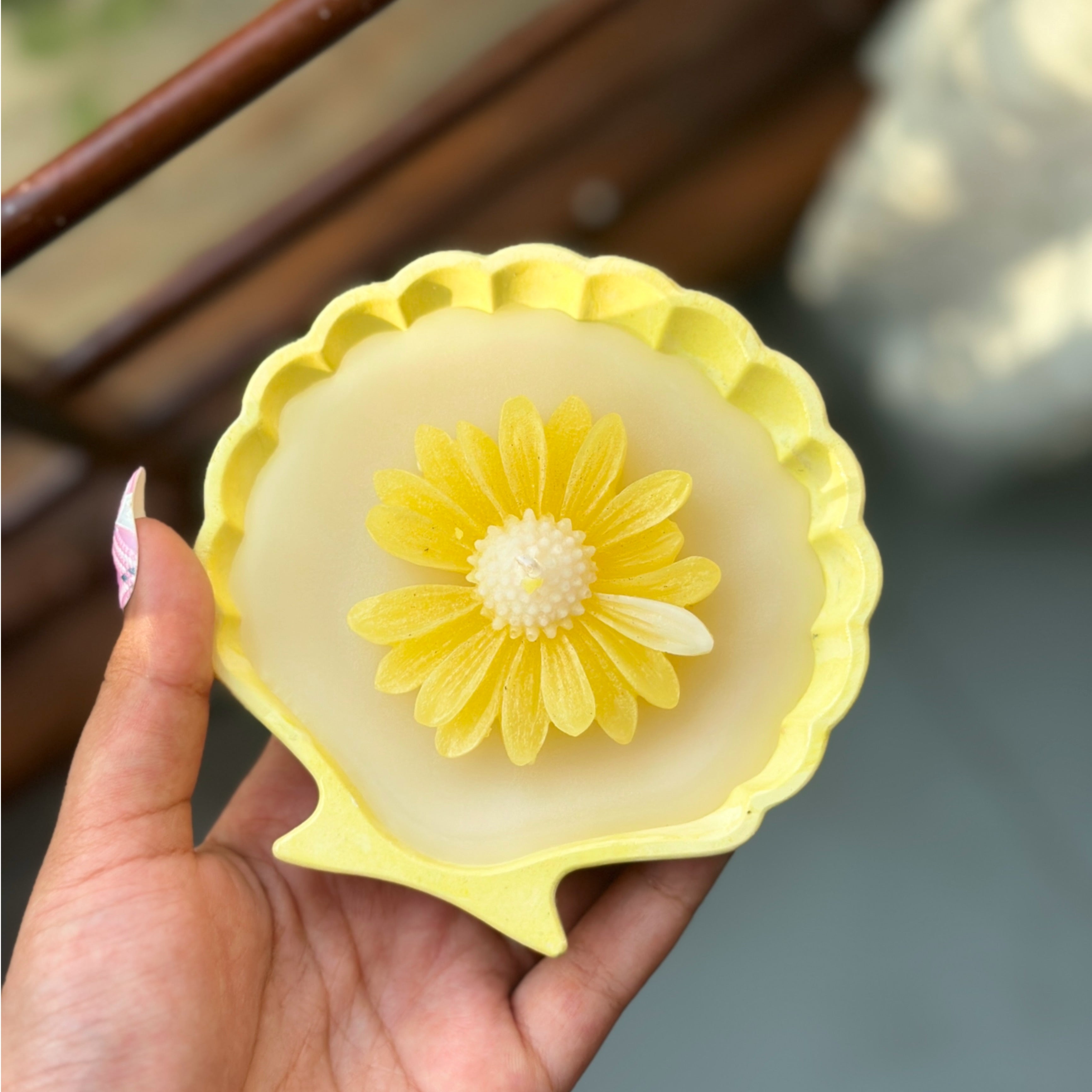Shell Daisy candle